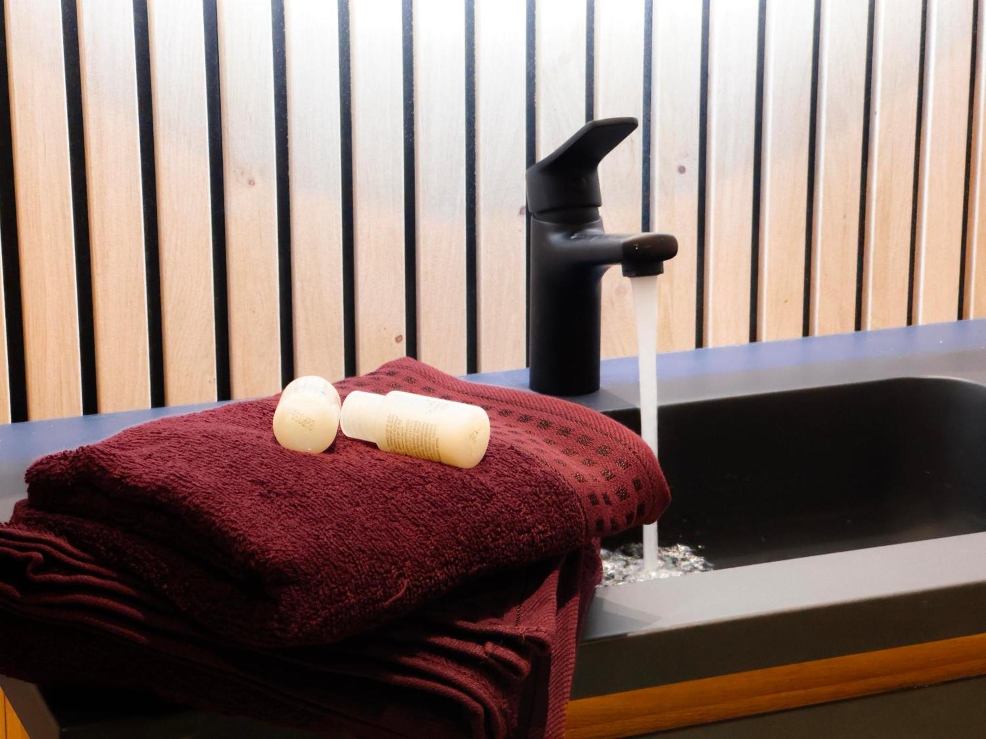 Capsule Lotus-Balneo-Sauna-Billard-Nintendo Hastiere-par-dela Esterno foto